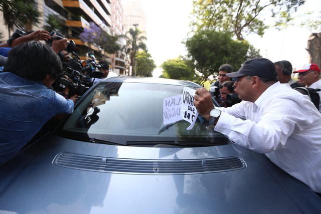 Protesta se realizó en los exteriores de la residencia del embajador de Uruguay en el Perú. (Foto: Alessandro Currarino / USI)