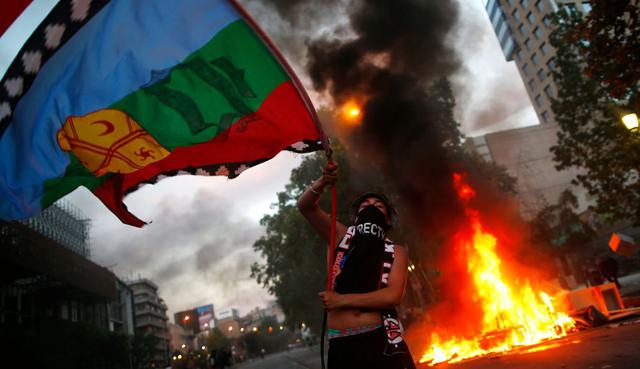 El descontento social sigue vivo y se manifiesta con fuerza por las calles de Chile a dos semanas de su comienzo. (Foto: AFP)