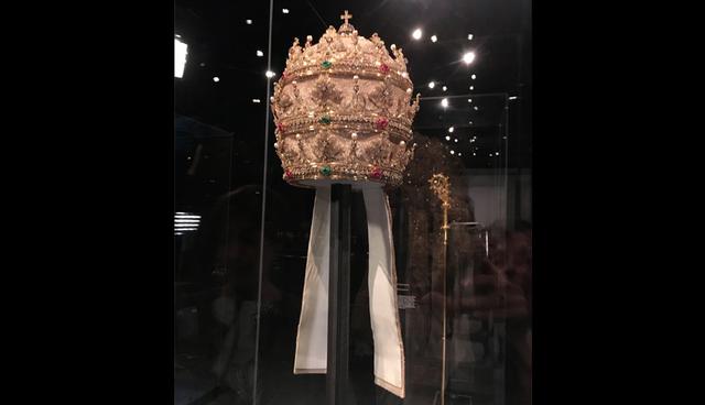FOTO 12 | Por ejemplo, la tiara obsequiada por la reina Isabel II de España a Pio IV en el siglo XIX: un tejido de plata con hilos dorados, adornado con 19,000 piedras preciosas, la mayoría diamantes. (Foto: AP)