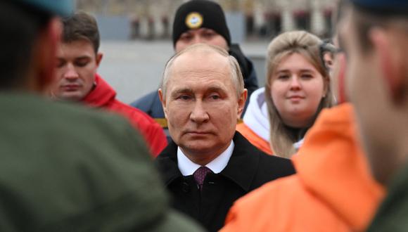 Vladimir Putin habla con representantes de asociaciones públicas nacionales, organizaciones juveniles y voluntarias después de una ceremonia  en el Día de la Unidad Nacional en la Plaza Roja, en Moscú, el 4 de noviembre de 2022. (Foto por Ramil SITDIKOV / Sputnik / AFP)
