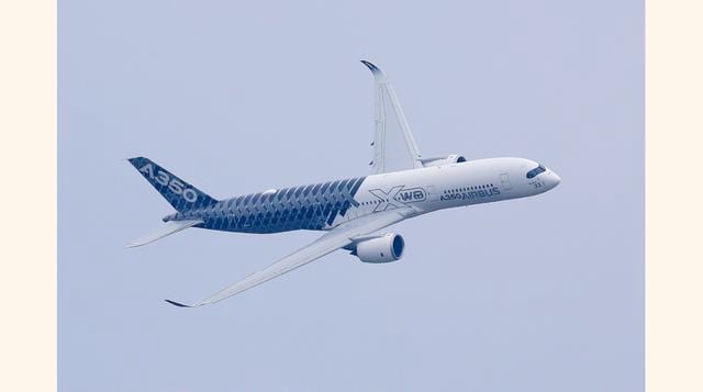 El Airbus A350 XWB ha ido incorporando todas las tecnologías tanto materiales como en sistemas y en entretenimiento para el pasajero. (Foto: Bloomberg)