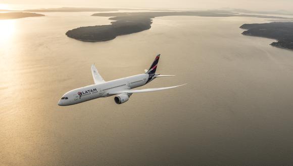 El 787-9 Dreamliner de Boeing aterrizó después en el aeropuerto de Auckland como estaba previsto antes de continuar su viaje hacia Santiago de Chile.