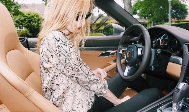 También se aplica a lo que uno viste y lo que uno maneja. Si usted tiene un auto especial, no necesita hacer alboroto. ¿Esa gente que usted quiere que lo entienda? Lo entenderá. No hace falta fustigarla ostentando de más.