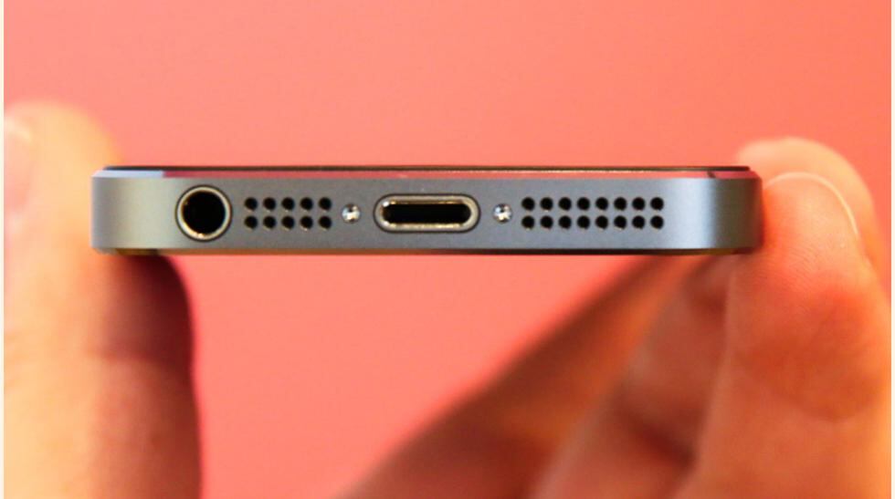 El puerto de audífonos en smartphones premium. El caso más emblemático es el del iPhone 7, que eliminó el conector de 3.5 mm para los audífinos. Sin embargo, el Moto Z tampoco tiene el famoso jack, y Samsung planea lo mismo para el Galaxy S8.