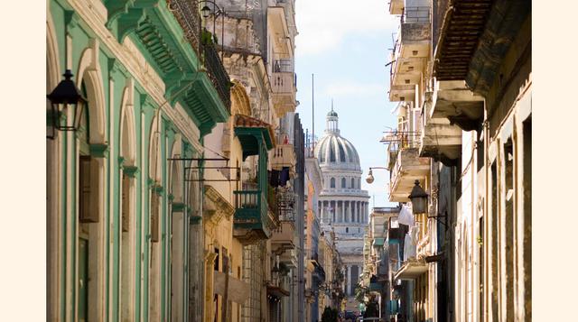 Calle Brasil (La Habana). La Habana antigua, la del romanticimos viejo, desconchado, la de las fachadas coloniales de interiores derruidos, la de grandes galerías con arcos infinitos… Esto es la calle Brasil, con un gran final: El Capitolio.