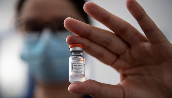 La vacuna de Sinovac de dos dosis por sí sola no mostró ninguna neutralización detectable contra ómicron, según el estudio que analizó muestras de plasma de 101 participantes en República Dominicana. (Foto: MARTIN BERNETTI / AFP).