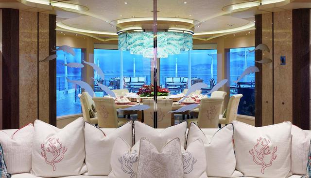 FOTO 6 | Aunque quizás prefieran el ambiente más relajada del salón en la cubierta superior. (Foto: Burgess)