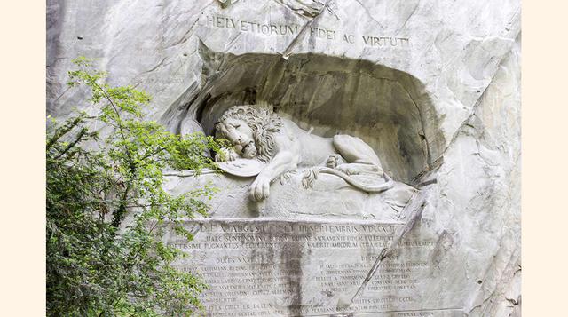 León herido (Lucerna). Cuentan que Mark Twain, cuando descubrió esta escultura situada en un parque sin nombre en mitad de la ciudad, aseguró que era el trozo de piedra más triste del mundo. La imagen representa a un león, símbolo de los soldados de este 