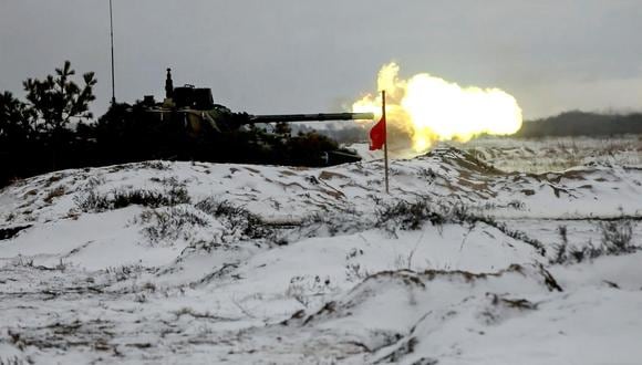 Un vehículo de infantería blindado de Rusia dispara durante los ejercicios conjuntos en Bielorrusia. (Foto: EFE)