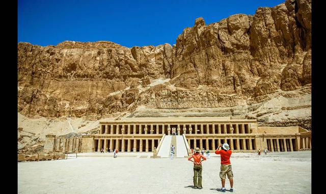 FOTO 9 | VALLE DE LOS REYES – EGIPTO. Fotografiar el exterior de este monumento, que guarda las tumbas de faraones y nobles poderosos, está permitido. (Foto: msn.com)
