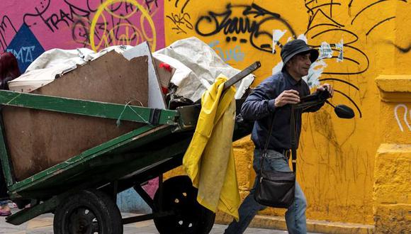 En 2020, unos 25,000 recicladores vivían de esta actividad como principal fuente de ingresos en Bogotá, pero la gran mayoría no tiene vinculación laboral ni beneficios legales. (Foto: AFP).