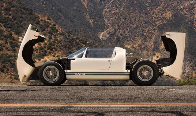 Dos años más tarde, el GT40 hizo precisamente eso. Obtuvo el podio en 1966 y siguió ganando durante los siguientes tres años. Pero Ford desechó el GT40 en 1969 y no fabricó otro coche como ése durante 34 años.