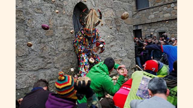 Piornal, España; La multitud lanza nabos a un hombre vestido del personaje demoníaco Jarramplas, mientras este camina por las calles tocando un tambor durante las fiestas del Jarramplas, el 20 de enero. (foto:Francisco Seco/AP Images).