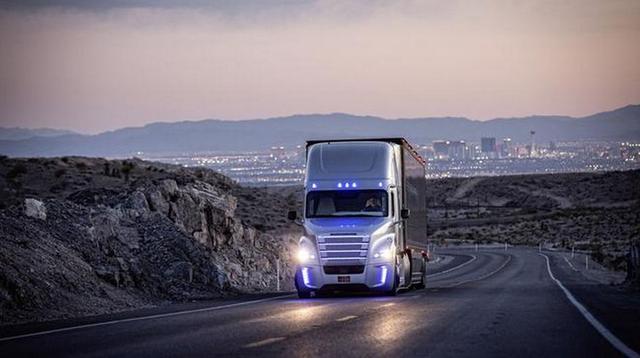 Daimler. Daimler, el fabricante de la marca Mercedes-Benz, planea tener camiones sin conductor listos para el año 2020. En octubre, un camión Mercedes-Benz hizo historia al conducirse solo en la vía pública, siendo esta la primera vez que un vehículo de t