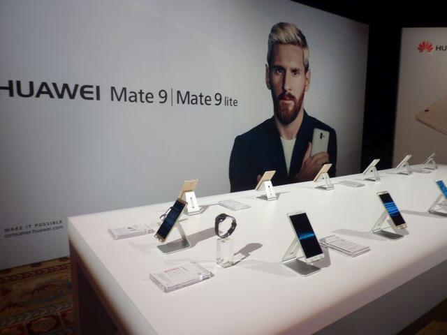 El astro del fútbol mundial, el jugador argentino Leonel Messi es el embajador global de Huawei. Aquí con un Mate 9 en un aviso publiciatario durante la presentación del smartphone para Latinoamérica.