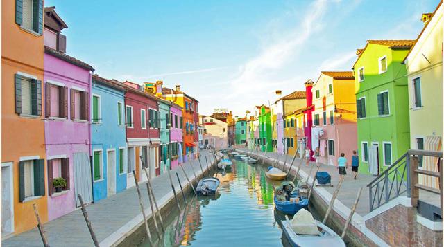 Fondamenta San Mauro, en Burano; Fotografiada desde todos los ángulos, la Fondamenta San Mauro y sus calles vecinas resplandecen de colores. Entre canales para los pequeños barcos de pesca y fachadas de colores, la isla de Burano, no muy lejos de Venecia,