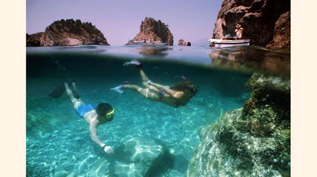 Li Galli. La isla en forma de delfín en la costa de Italia es una de las favoritas de los más acaudalados. Desde Jacqueline Kennedy hasta Sophia Loren, la propiedad incluye seis habitaciones y una gran capilla. Las tarifas se solicitan direc