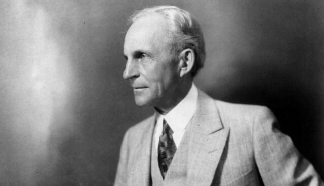 FOTO 6 | Henry Ford

"El poder y la maquinaria, el dinero y los bienes son útiles solo cuando nos dejan libres para vivir. Ellos son solo medios para un fin. Por ejemplo, no considero las máquinas que llevan mi nombre simplemente como máquinas. Si eso fuera todo lo que había, haría algo más. Los tomo como evidencia concreta del desarrollo de una teoría de negocios que espero sea algo más que una teoría de negocios, sino una teoría que busca hacer de este mundo un lugar mejor para vivir “.

—Henry Ford en su libro de 1922

Ford fue un magnate de los negocios, un innovador de la producción en masa y fundado de la Ford Motor Company. Su modelo T Ford es famoso por haber acercado los automóviles accesibles a los consumidores de todos los días, considerando que entre 1908 y 1927 se vendieron 15 millones de autos. Mientras que Ford gozaba de una notable riqueza (en 1918 su fortuna de $100 millones de dólares equivaldría a $1.8 mil millones de dólares de hoy) sintió que era vital impartir que el dinero sólo es un medio para la libertad y que, fuera de ese propósito no significa nada. Y él se sentía un poco igual con el resto de los negocios, y creía que cada empresa tenía que tratarse sobre “hace de este mundo un lugar mejor para vivir.” Adoptar ese mismo valor podría ayudar a cualquier líder de negocio a propulsar su éxito a largo plazo. (Foto: Difusión)