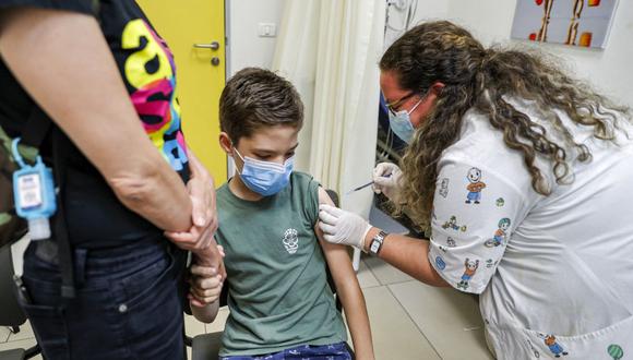 Un niño recibe una dosis de la vacuna Pfizer / BioNTech Covid-19 en la ciudad israelí de Holon, cerca de Tel Aviv, el 21 de junio de 2021. (Foto de JACK GUEZ / AFP).