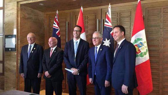 Andrew Jory (en el centro) actuó como negociador jefe para el Gobierno de Australia. El acuerdo fue el más rápido que Australia haya concluido luego de iniciar las negociaciones en mayo.