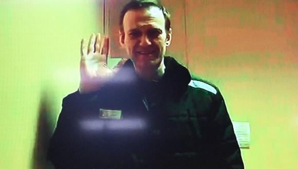 La figura de la oposición rusa encarcelada Alexei Navalny se ve en una pantalla a través de un enlace de video desde su colonia penal antes de una audiencia. (Foto: AFP)