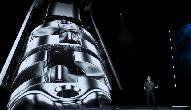 Justin Denison, vicepresidente senior de marketing de productos de Samsung, anuncia el nuevo teléfono inteligente Samsung Galaxy Fold. (Foto: AFP)