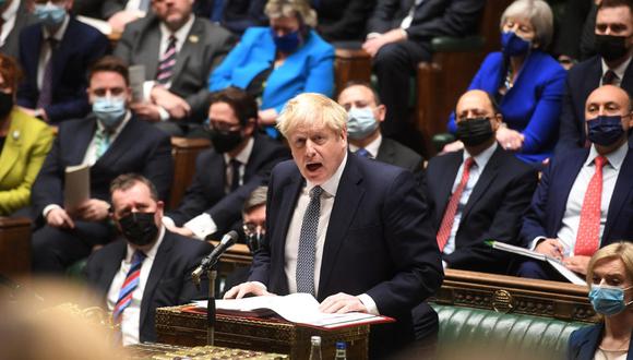 Últimamente el primer ministro británico, Boris Johnson, ha sobrevivido a una moción de censura de su propio partido, harto de escándalos como el “Partygate”, unas fiestas en Downing Street durante los estrictos confinamientos antiCOVID-19. (Foto: Parlamento del Reino Unido vía Reuters).
