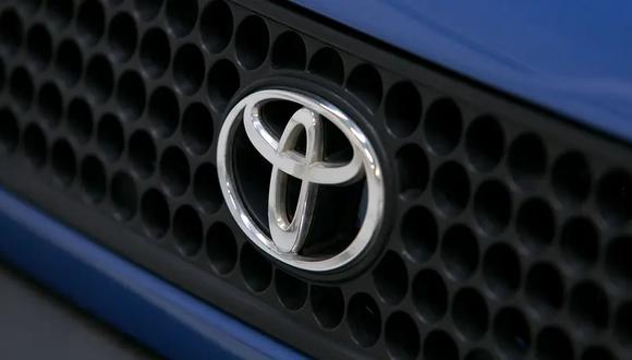 Logo de Toyota en una camioneta Rav4.