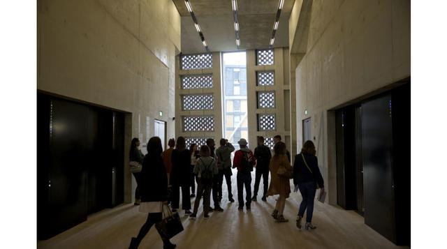 "Este es un museo que presenta su cara al mundo y que ha disfrutado de colaboraciones particulares con colegas europeos", dijo Serota. "También sabemos que empleamos un gran número de gente que viene de otras partes de Europa. Y creo que cu