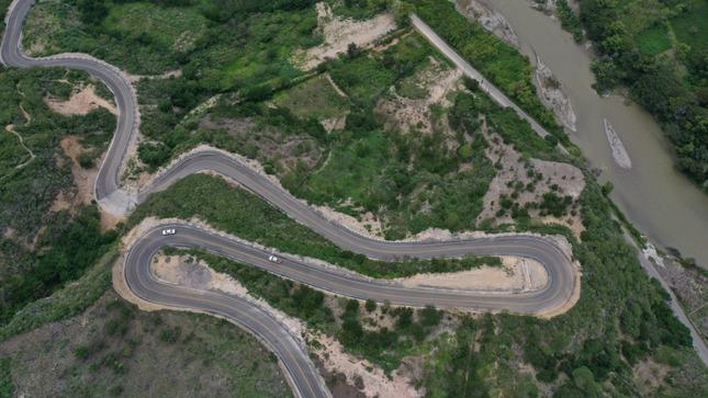 El presidente Martín Vizcarra y el titular del MTC, Edmer Trujillo, inauguraron la carretera que une la localidad de Tingo con la estación de embarque del teleférico de Kuélap. (Foto: MTC)