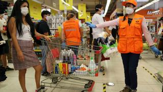 ¿Cómo se comportan los hombres o mujeres cuando realizan compras para el hogar?