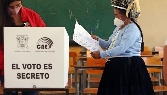 Una mujer campesina de Cuenca emite su voto en el colegio Fausto Molina durante las elecciones presidenciales de 2021 en Ecuador. (Foto: AFP)