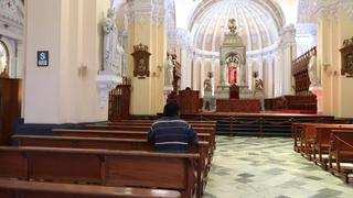 Misas desde el tejado de la iglesia, un éxito de cuarentena en pueblo peruano