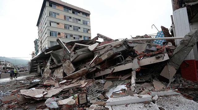 16 de abril – Un terremoto de 7.8 grados en la escala de Richter azotó el pueblo ecuatoriano, dejando un saldo de 670 fallecidos. (Foto: AFP)