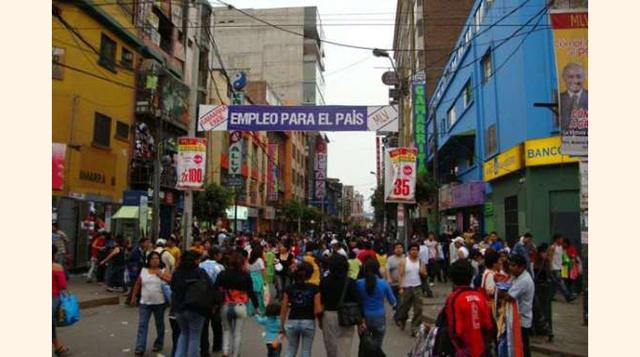 VETE DE COMPRAS POR LAS GALERÍAS GAMARRA. Las galerías Gamarra son un lugar poco turístico donde podrás conocer a peruanos y mezclarte con la población local. Es también una buena forma de comprar ropa de buena calidad y barata.