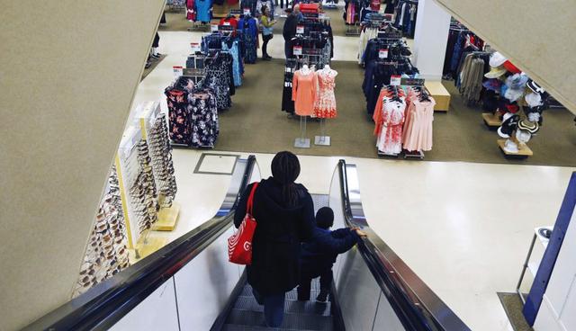 FOTO 9 | Casi 94 años después de la apertura de aquella primera tienda, los almacenes Sears son ahora lugares desiertos, totalmente abandonados y para sobrevivir el conglomerado tuvo que desprenderse de sus activos más preciados. En la imagen, interior de una tienda de Sears en Saint Paul, Minessota (EE UU), en marzo de 2017.  (Foto: AP/ EL PAÍS)