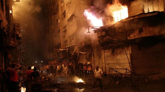 Bomberos luchan contra el fuego que destruyó el popular mercado al-Atabaa, en el centro de El Cairo. Al menos 50 personas, incluyendo a bomberos, sufrieron heridas. (Foto: AFP)