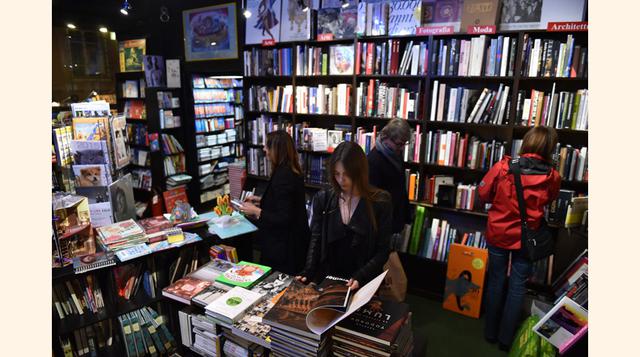 Libreria Internazionale Luxemburgo (Turín, Italia). Según El Clarín de Argentina fue fundada 1872 y es la más completa de la ciudad. Desde ficción a libros especializados en casi todas las materias, tiene una oferta en inglés, francés, alemán, español y o