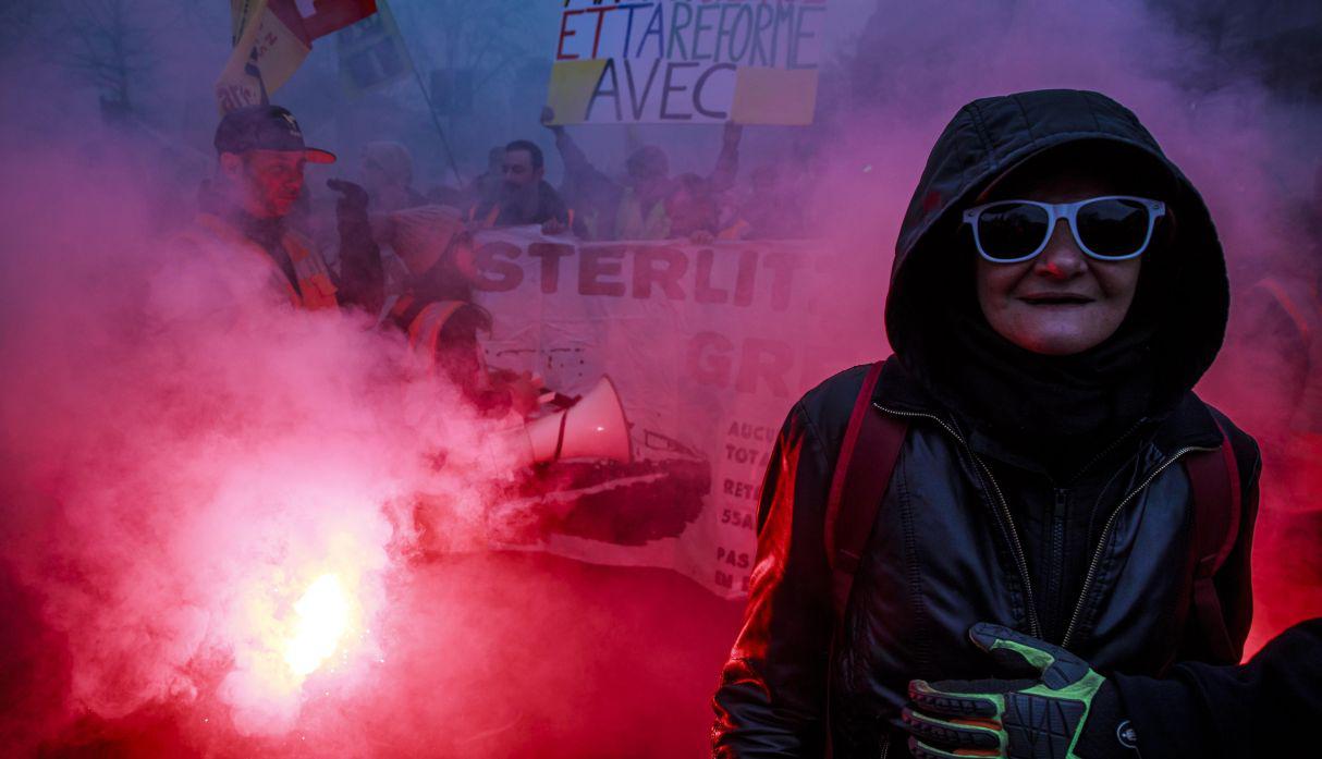 Miles se manifiestan en contra de la reforma de las pensiones en París. (Foto: EFE)