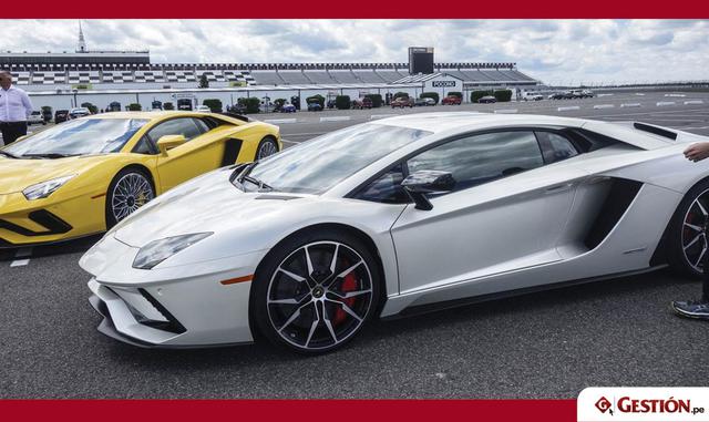 En cambio, andando derecho a alta velocidad con las cuatro ruedas apuntando hacia delante, el auto alcanza su máxima longitud (4.80 metros), lo que aumenta la estabilidad del monocasco de fibra de carbono en una línea recta. El resultado son los beneficio