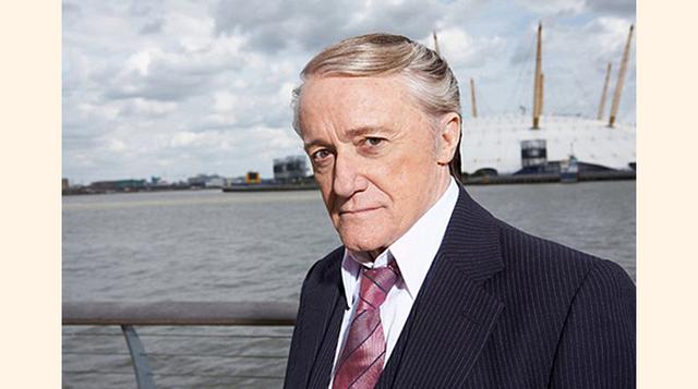 El actor Robert Vaughn hizo famoso jugando Napoleón Solo en la serie americana The Man from UNCLE que fue transmitido por la NBC entre 1964 y 1968. Dos años más tarde, en 1970, se marchó con un doctorado en comunicaciones de la Universidad del Sur de Cali