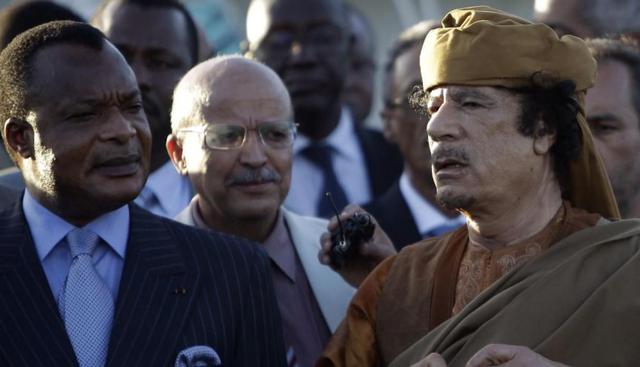 En la República Popular del Congo, Denis Sassou Nguesso acumula 35 años de gobierno. En la imagen aparece a la izquierda junto a Muamar Gadafi en 2011. (Foto: AFP)