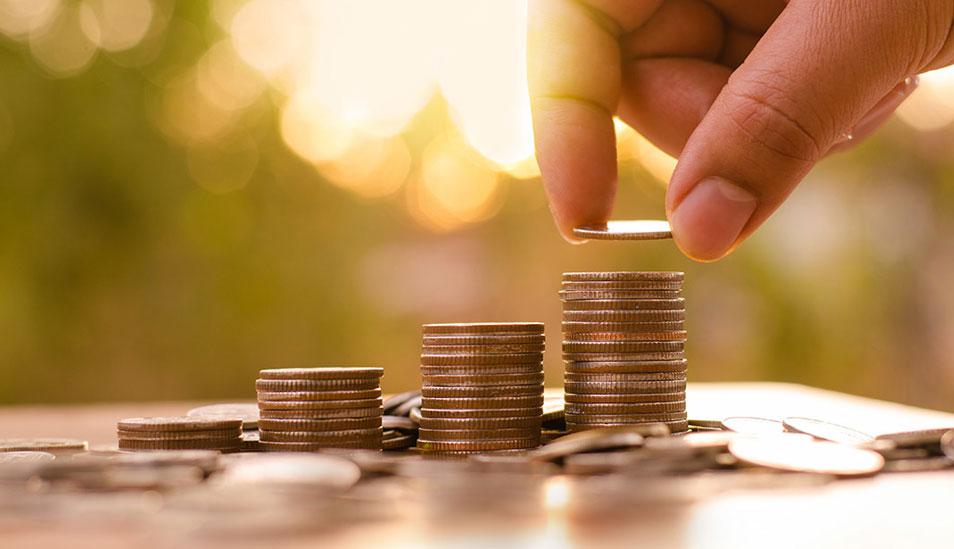 FOTO 6 | 6. Aprovecha los beneficios del fondo de ahorro y del fondo de retiro (AFORE)

Si tu empleador te ofrece un fondo de ahorro que implique aportar una cantidad mensual determinada de tu sueldo, aprovéchalo, pues frecuentemente la empresa le otorga una cantidad igual a la que tú entregas. Las aportaciones al fondo de ahorro significan que tus inversiones pueden aumentar a un ritmo mucho más rápido que de cualquier otra forma.

Asimismo, si deseas obtener un beneficio fiscal mediante el ahorro, las aportaciones adicionales a tu AFORE te otorgan la posibilidad de deducir las sumas del impuesto sobre la renta. (Foto: Pixabay)