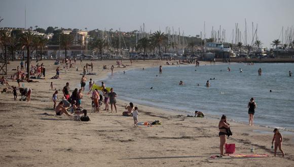 El potente sector turístico español, segundo destino mundial, confía en la demanda interna para salvar una temporada veraniega que se augura funesta. En la foto, la playa de Palma de Mallorca. (AP/Joan Mateu)