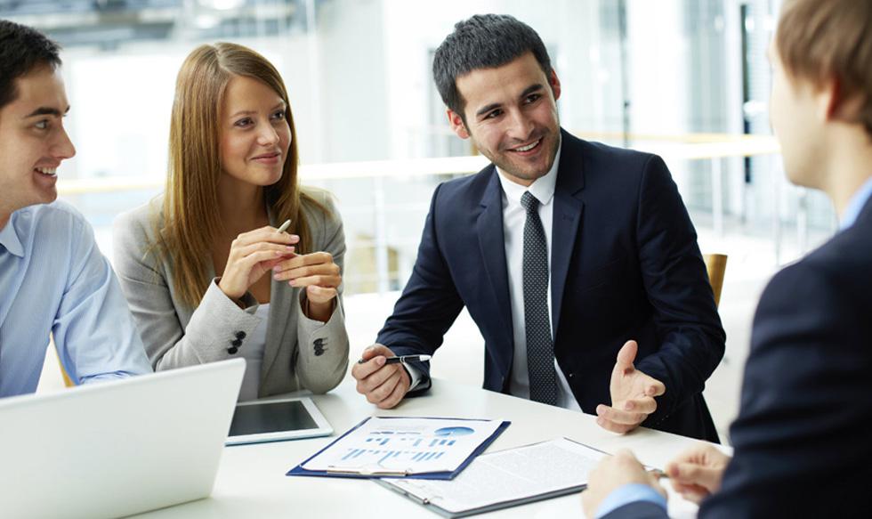 FOTO 1 | 1. No reconocer la contribución de otros a tu trabajo. Una de las verdades más crudas que he aprendido sobre management es que cuando los que están abajo de ti lo hacen bien es totalmente su éxito, pero cuando se equivocan, es totalmente tu culpa. Me di cuenta rápidamente de que la gente a la que más respeto y con la que más disfruto trabajar es la que siempre le da el crédito a quien lo tiene. Esto significa no meterle el pie al otro y hacernos responsables de los errores que cada uno comete. También significa que quiero ser reconocida como que anima a las personas con las que trabaja. Francamente, los ascensos y los aumentos tienen tanto que ver con caerle bien a la gente y saber trabajar en equipo como con hacer méritos para ganártelos.

Si no quieres que te asciendan, no celebres los éxitos de los demás, sé constantemente negativo y no reconozcas cuando alguien hace algo bien.