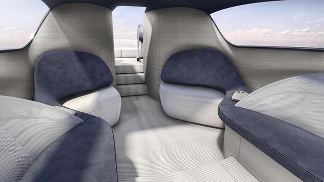 Las mesas y las camas son extensibles, y por lo tanto disponibles cuando se necesitan. El yate está equipado con un sistema de aire acondicionado y un sistema de audio de alta calidad, también cuenta con una “bodega de vino” y una máquina para hacer helad