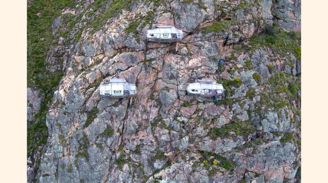 FOTO 2 | Skylodge Adventure Suites (Cusco, Perú), las habitaciones-cápsula de este hotel cuelgan a 120 metros de altura en una pared rocosa del Valle Sagrado de Cuzco, en los Andes peruanos. Para llegar a los habitáculos transparentes (con cama, comedor y