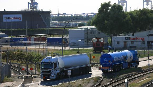 Camiones cisterna de petróleo pasan por vías férreas en la terminal de Oiltanking Deutschland GmbH & Co. KG en el Puerto de Hamburgo, Alemania, el miércoles 24 de agosto de 2022. Fotógrafo: Krisztian Bocsi/Bloomberg