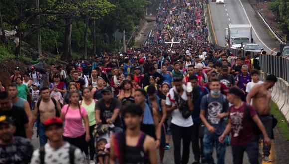 Unos cinco mil migrantes caminan en una autopista de la localidad de Huehuetan, en México, con el fin de llegar hasta la frontera estadounidense. REUTERS/Quetzalli Nicte-Ha