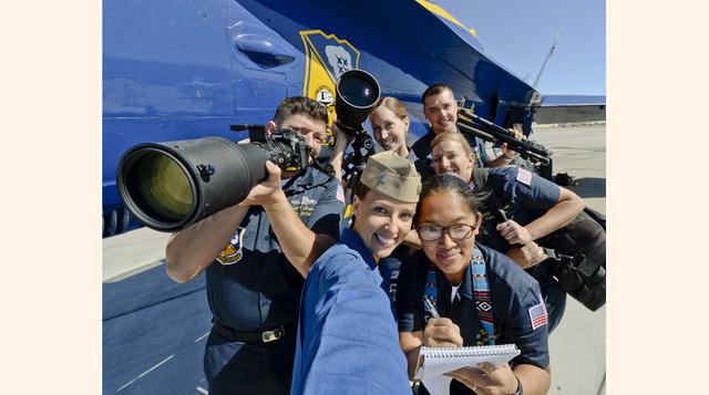 En esta foto del 4 de marzo del 2015, proporcionada por la Marina estadounidense, los fotógrafos de la Marina asignados al escuadrón Blue Angels aparecen en un lugar desconocido. Ellos son, Terrence Siren (izquierda), Andrea Pérez, Mike Lindsey, Lynn Dani